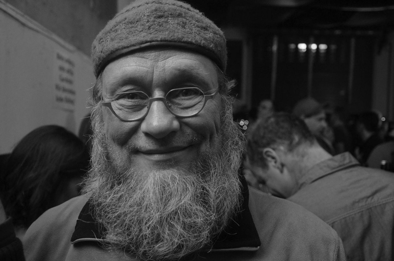 Berthold Münzer (1952-2021) Portrait von Berthold Münzer (vor einer Menschenmenge)