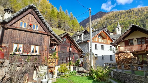 Häuser im Dorf Fusio, teils aus Holz